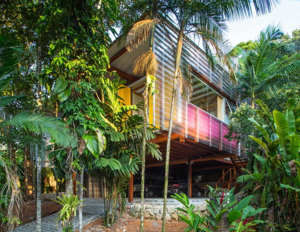 7 projetos contemporâneos de arquitetura brasileira que exploram a luz e a transparência